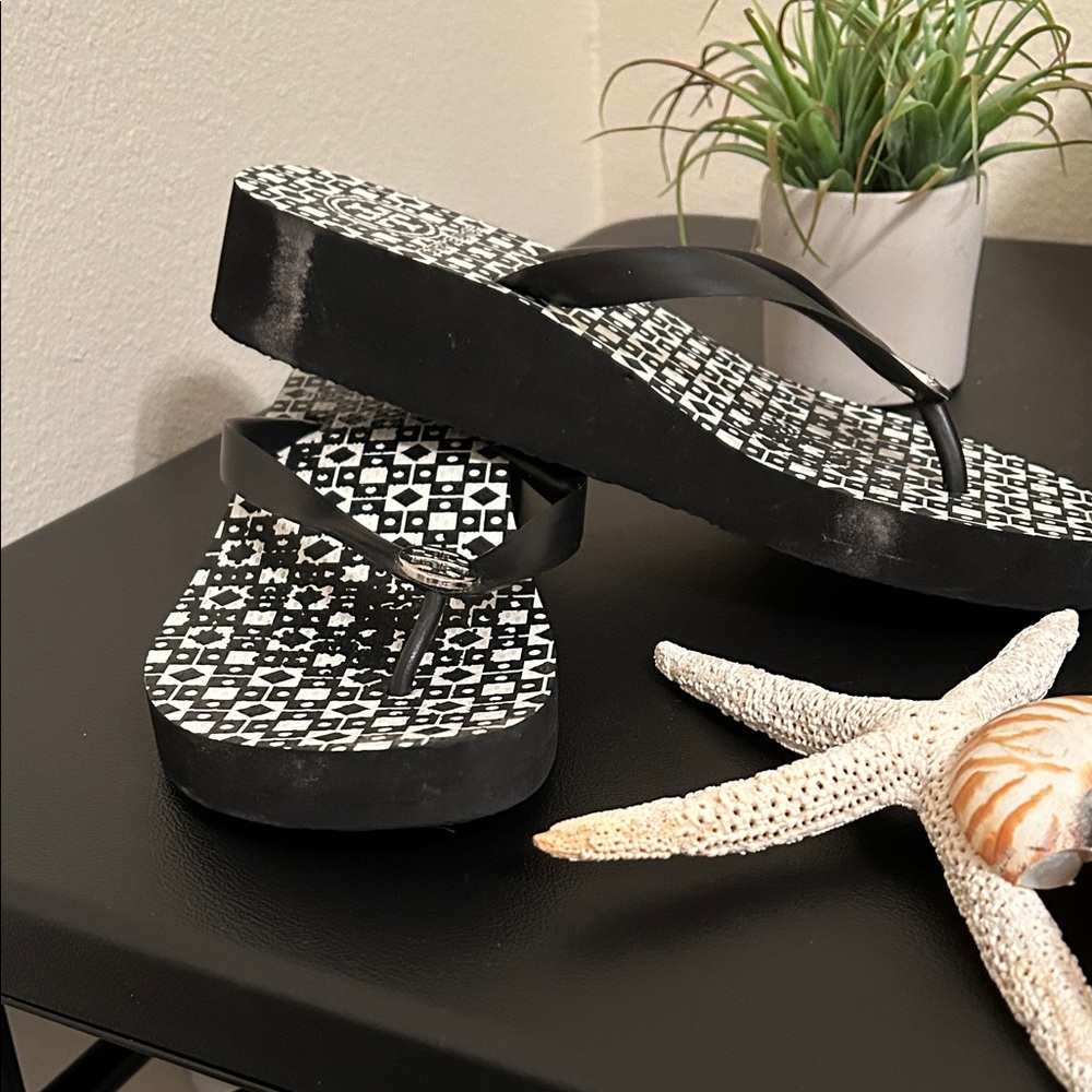 Tory Burch Black and White Patterned Sandals/Flip Flops